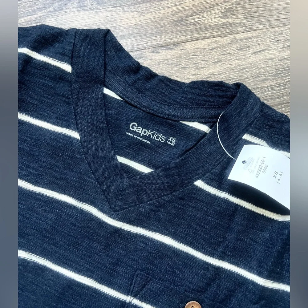Gap kids boys Plaid button down shirt & tee bundle size XS (4/5)